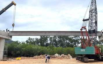 Lao lắp những dầm cầu đầu tiên tại dự án hoàn thiện hầm Thần Vũ trên cao tốc Bắc - Nam