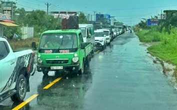 Mưa lớn gây ngập cục bộ, ùn ứ kéo dài trên quốc lộ 1 qua Cà Mau