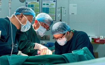 Tự ý uống thuốc nam, một phụ nữ nhập viện với khối u gan 20cm