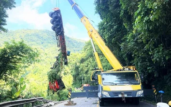 Lâm Đồng: Cứu hộ thành công xe container lao xuống vực, đèo Bảo Lộc thông xe trở lại