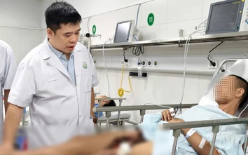 Cứu người đàn ông bị thanh xà beng dài 1,5m đâm xuyên đùi