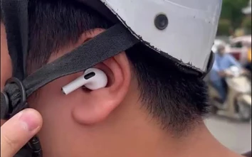 Hà Nội: CSGT quay clip, xử lý hàng loạt tài xế xe máy đeo tai nghe, dùng điện thoại