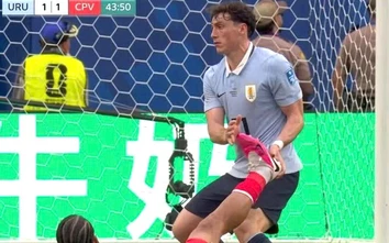 Cầu thủ Uruguay gây tranh cãi trong trận hòa Cape Verde