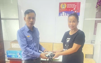 Tổ tàu SE3 trao trả tài sản và giấy tờ cho hành khách bỏ quên trên tàu