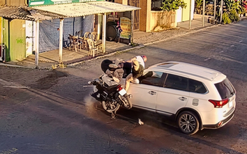 Phóng nhanh qua ngã tư, xe máy chở ba tông thẳng vào ô tô