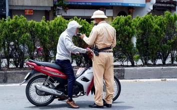 Uống bia giải nhiệt rồi lái xe, hàng trăm tài xế ở Hà Nội bị xử phạt