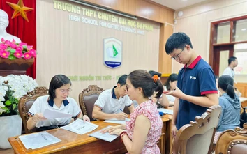 Trường THPT Chuyên Đại học Sư phạm hạ điểm chuẩn lớp 10 ở một số lớp chuyên