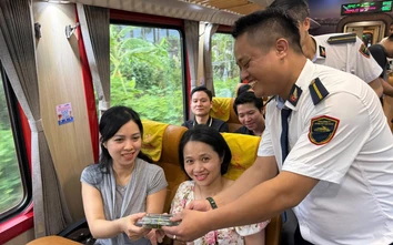 Lần đầu có tàu chuyên dụng đưa đón y bác sĩ Bệnh viện Bạch Mai giữa Hà Nội và Ninh Bình