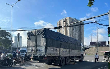 TP.HCM: Xe tải ôm cua va chạm xe máy, người phụ nữ tử vong tại chỗ