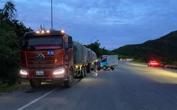 Hà Tĩnh: Ô tô tải tông vào đuôi xe đầu kéo dừng đỗ bên đường, phụ xe tử vong tại chỗ