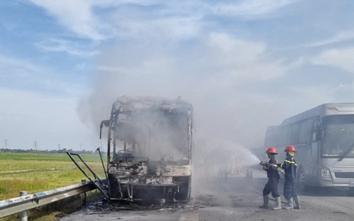 Xe khách bốc cháy trên cao tốc quốc lộ 45 - Nghi Sơn