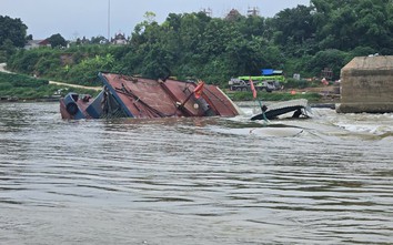 Hai tàu bị đắm trên sông Lô