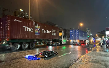 Ngã xuống đường sau va chạm xe máy, người phụ nữ bị xe container cán tử vong