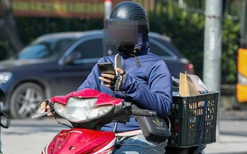 Hà Nội: Loạt tài xế dùng điện thoại khi đi xe máy, bất chấp nguy hiểm rình rập