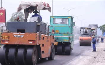 Vất vả sửa chữa đường bộ giữa mùa nắng nóng
