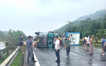 Xe container mất lái trên cao tốc Nội Bài - Lào Cai, giao thông ùn tắc cục bộ