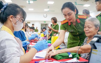 Xúc động hình ảnh công an lấy mẫu ADN thân nhân để tìm liệt sĩ chưa xác định thông tin
