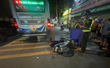 TP.HCM: Va chạm với xe buýt, người đàn ông bị cán tử vong