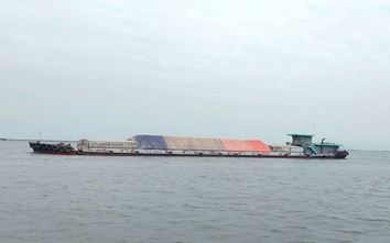 Giông lốc xuất hiện bất ngờ tại Quảng Ninh, tàu thuyền được yêu cầu nâng mức cảnh giác