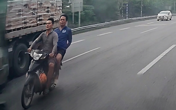 Luồn lách giữa cao tốc, xe máy đâm thẳng vào đuôi xe tải