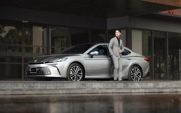 Toyota Camry hybrid giảm giá 140 triệu đồng