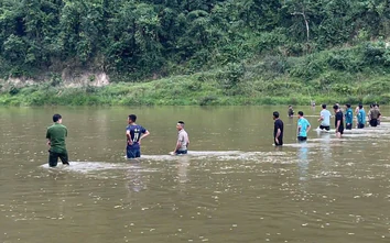 Tìm thấy thi thể bé gái trượt chân rơi xuống sông Ngàn Trươi