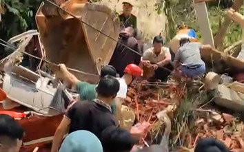 Lào Cai: Xe đầu kéo mất lái lao vào nhà dân, tài xế tử vong