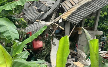 Tai nạn giao thông 13/7: Xe đầu kéo tông sập nhà dân khi đổ đèo, tài xế tử vong