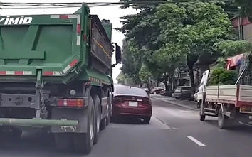 Cú chuyển làn ẩu của xe tải khiến hai ô tô xoay ngang giữa đường