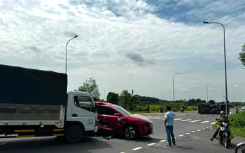 TP.HCM: Bất ngờ lấn làn, tài xế taxi công nghệ gây tai nạn liên hoàn với hai xe tải