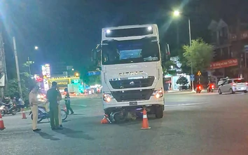 Hải Phòng: Xe máy va chạm xe đầu kéo không biển số, hai mẹ con thương vong
