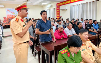 Huế: Tặng 200 áo phao và tuyên truyền về an toàn giao thông cho ngư dân