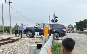 Xử lý nữ tài xế cố băng qua đường sắt ở Nghệ An khi gác chắn đã hạ