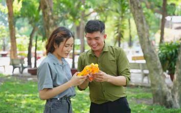 Chuyện lạ giữa trời nắng: Nhiều người đứng lại chỉ để… xé nhãn chai nước