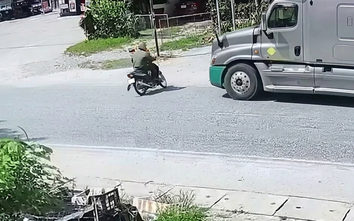 Sang đường sau xe tải, người đi xe máy tử vong sau va chạm