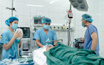 Khẩn trương cấp cứu các nạn nhân vụ ô tô khách lao khỏi cao tốc Pháp Vân - Cầu Giẽ