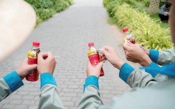 Sáng đi làm, trưa giải khát, tối nhận tiền: Vì sao hàng ngàn người xé nhãn chai nước?