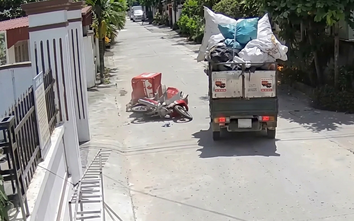Ra khỏi ngõ không quan sát, xe máy lĩnh trọn cú tông của xe tải 