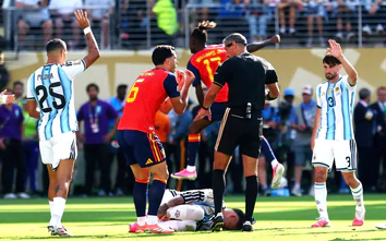 Vì sao trọng tài từ chối bàn thắng của Tây Ban Nha vào lưới Argentina?