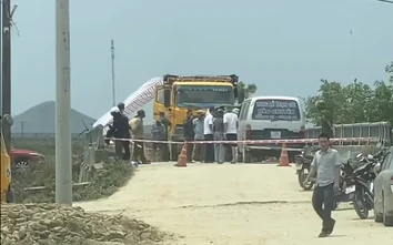 Va chạm xe tải ở cầu Gáo, hai phụ nữ thương vong trên đường đi khám bệnh