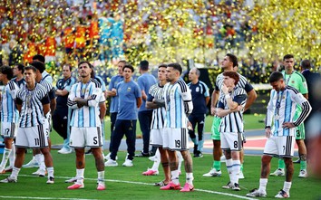 Tuyển Argentina có hành động khó hiểu sau thất bại trước Tây Ban Nha