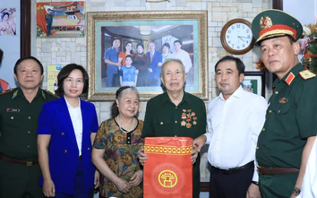 Bí thư Hà Nội thăm hỏi, tặng quà các thương binh tiêu biểu phường Hoàn Kiếm