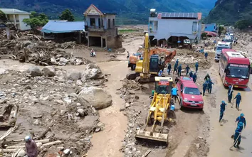 Máy xúc vượt 700km về Mường Than giúp bà con bà con ổn định cuộc sống