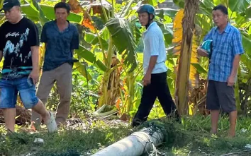 Gia Lai: Bé trai 10 tuổi tử vong do trụ điện bê tông ở sân bóng mini đổ đè trúng