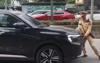 Hà Nội: Xác định danh tính tài xế ô tô ủn CSGT đi lùi rồi bỏ chạy