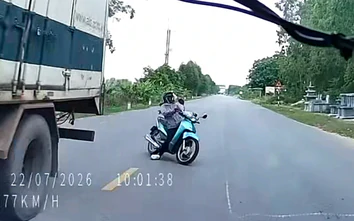 Bắc Ninh: Xe máy loạng choạng đối đầu ô tô khiến người phụ nữ tử vong