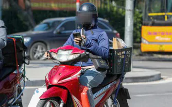 Mải nhìn điện thoại, lái xe ôm công nghệ tông người đi bộ trên vạch sang đường