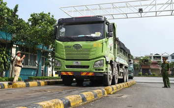 Hà Nội: CSGT tuần tra trên quốc lộ và đường liên xã xử lý xe chở quá tải