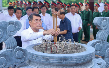 Thủ tướng tưởng niệm Chủ tịch Hồ Chí Minh, Đại tướng Võ Nguyên Giáp, các Anh hùng liệt sĩ