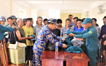 Bộ đội Trường Sa kịp thời cứu chữa 33 ngư dân Quảng Ngãi gặp nạn trên biển